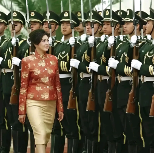 泰国的英拉与佩通坦两任女总理在不同阶段访问中国，双双以各自独特的风格书写了中泰友