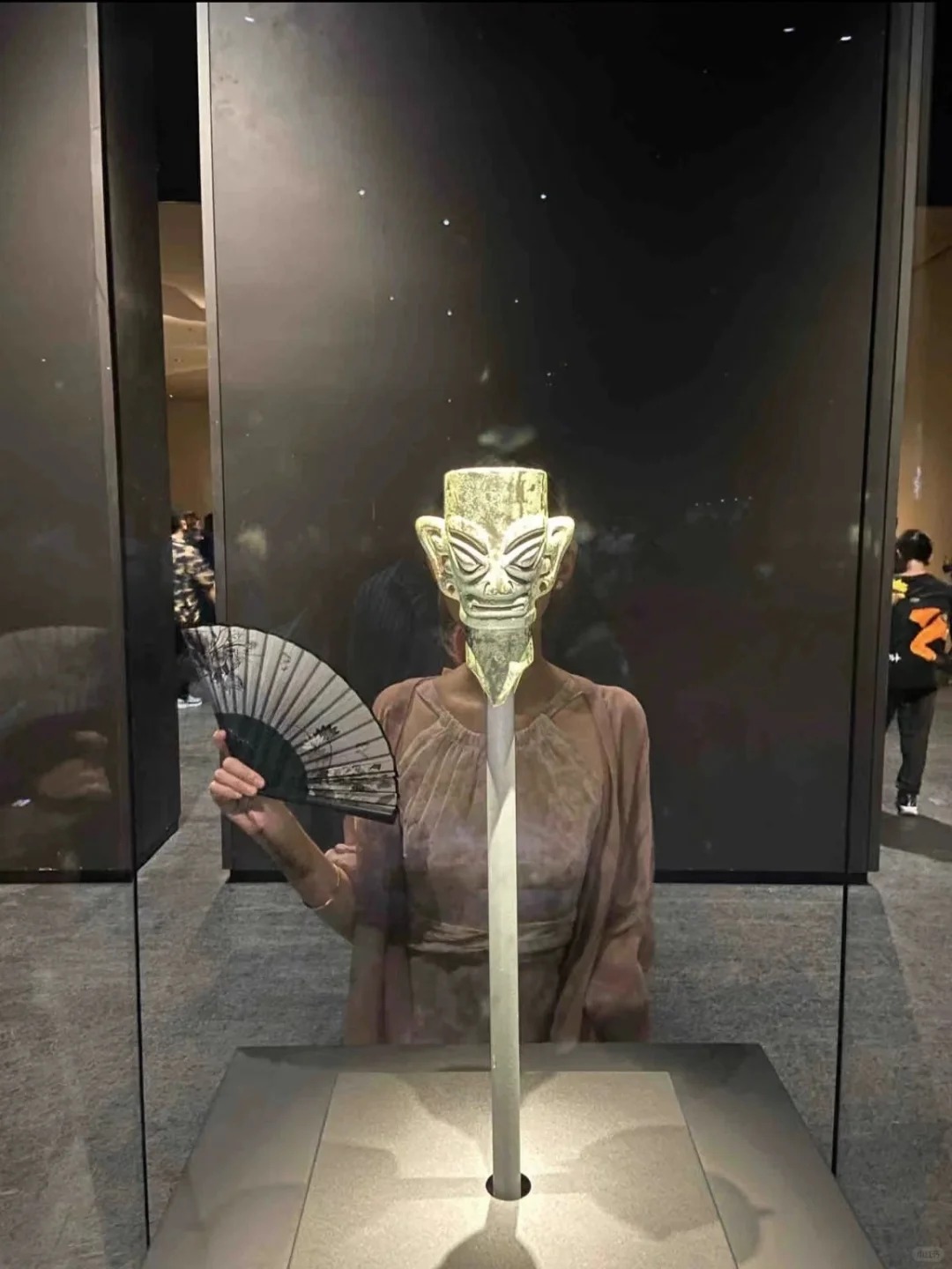 哈哈哈，这是一组正经三星堆博物馆照片
对于三星堆文物拍照姿势的总结。网友们真的太