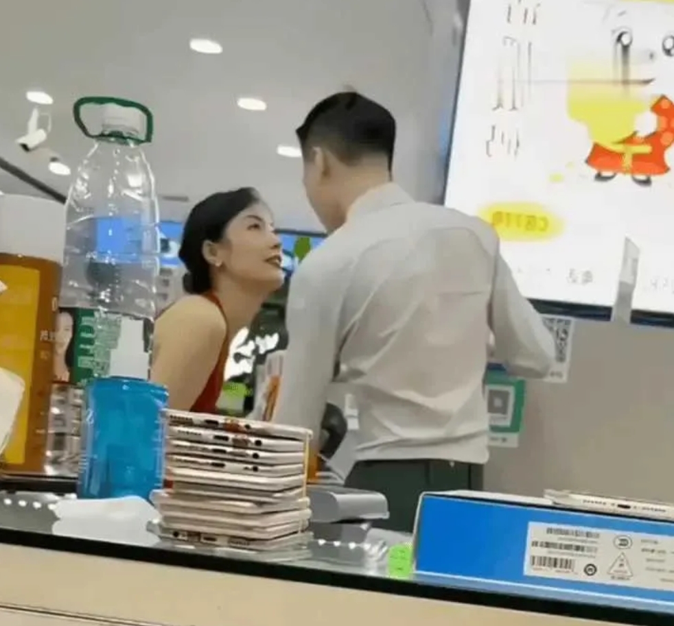 老板娘眼神都拉丝了，这谁顶得住啊！