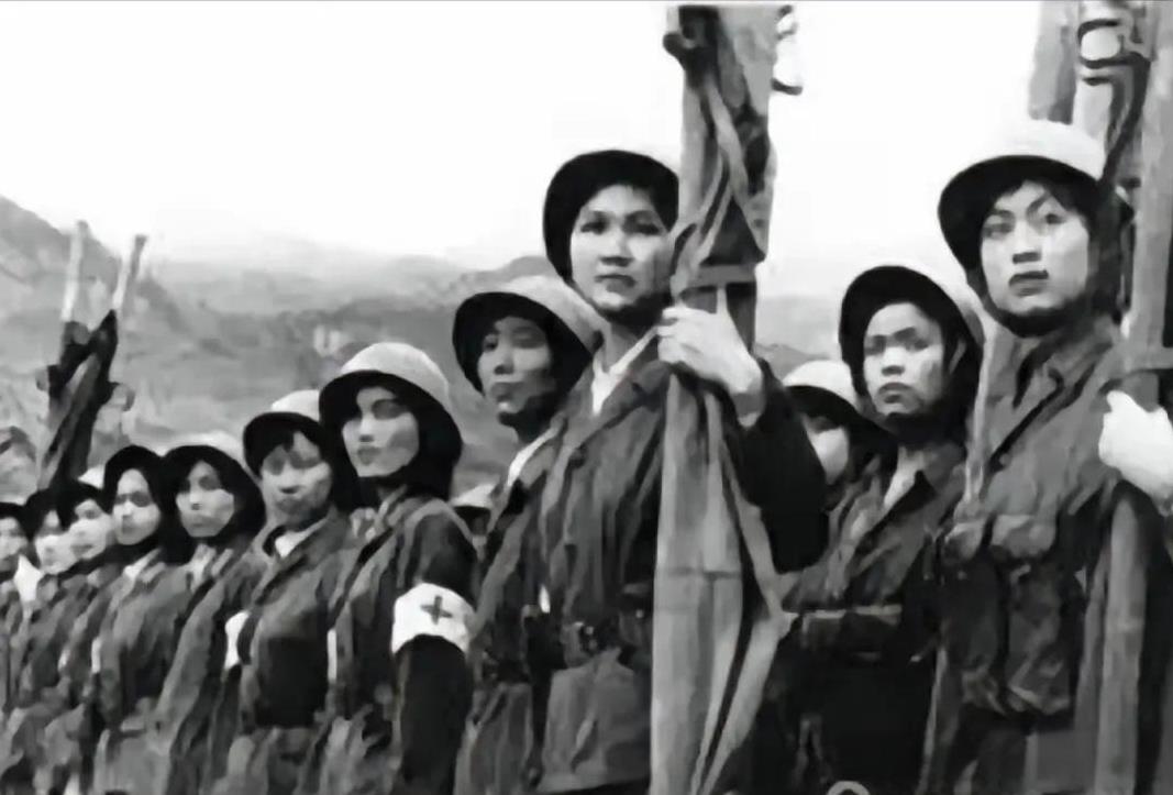 这是1984年的老山前线，她们就是"八十年代的娘子军"，"三八女子救护队"在老山
