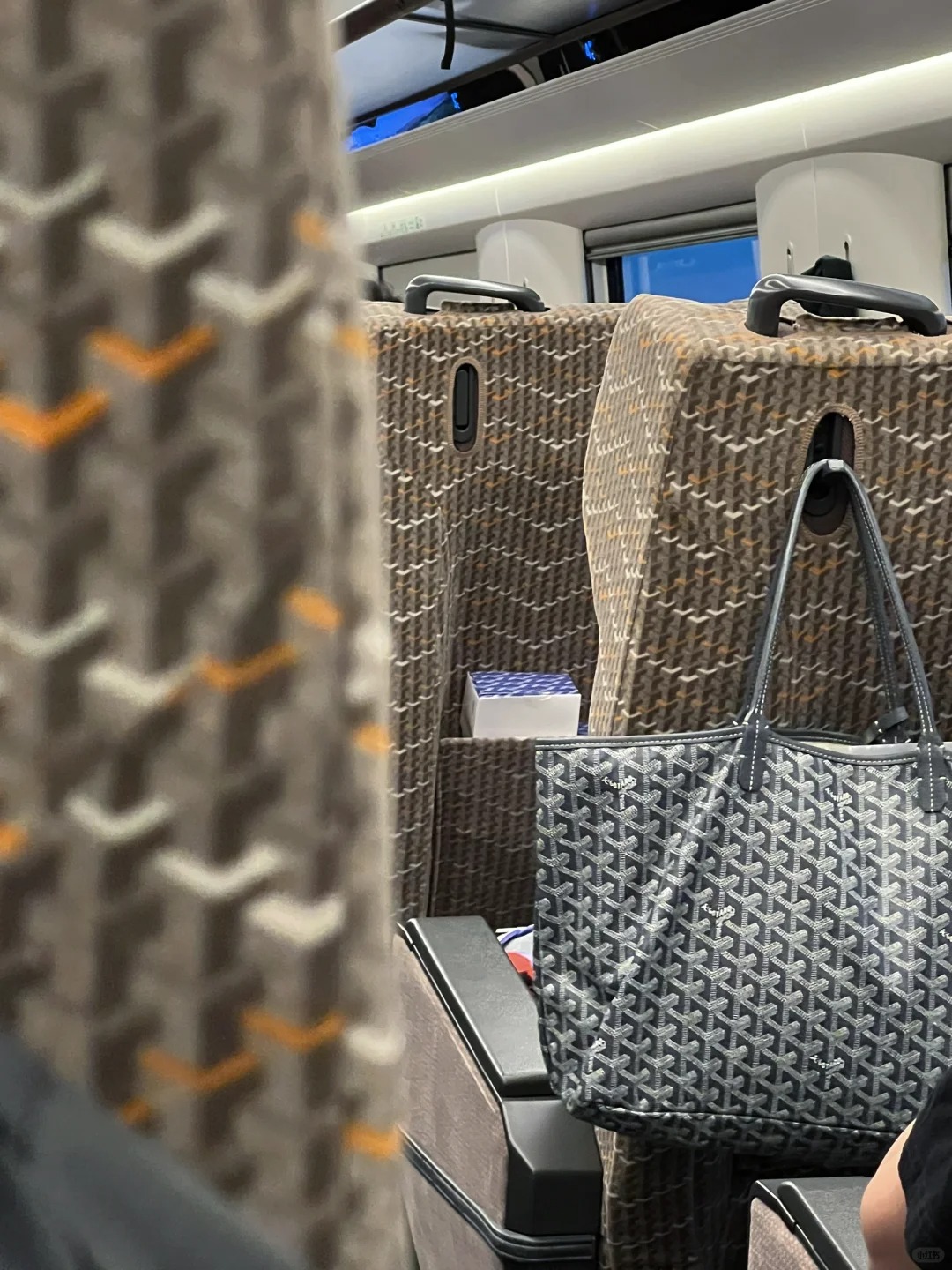 请原谅我笑点低
高铁座椅、狗牙，你们谁抄的谁？