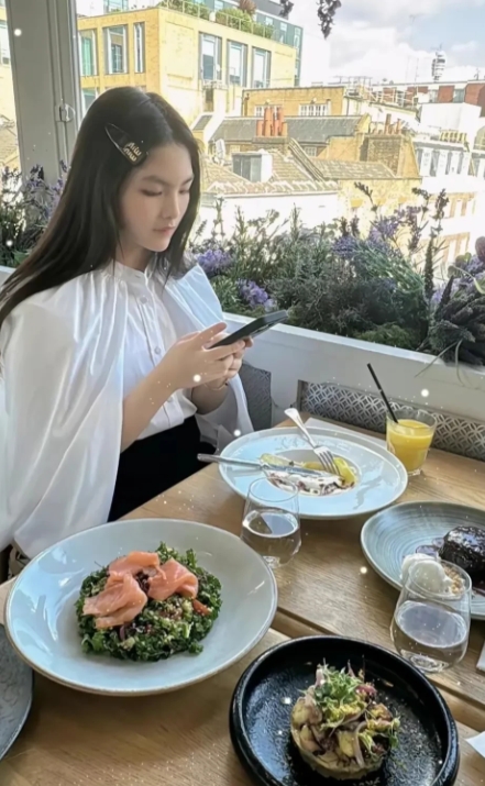 女儿随妈！
王诗龄越来越有李湘的贵妇派头了！
简直是小李湘