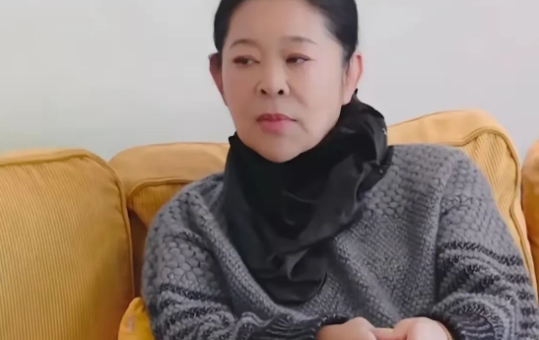 看看刘晓庆的现状，你还敢不结婚不生孩子吗？一路繁花节目组录制节目时，庆姐的迟到是