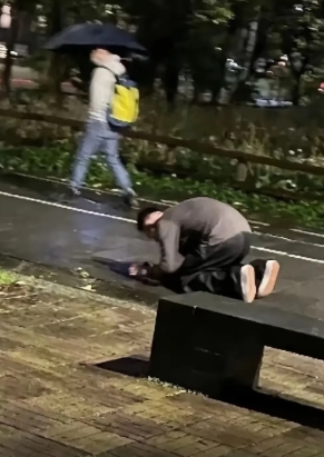 汪小菲在雨中跪拜送别大S，他在雨中哭了很久，只因徐家人不让他去家里悼念。汪小菲只