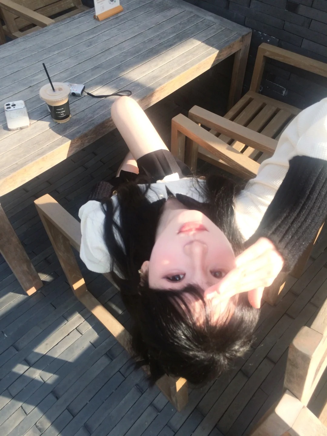 存一些咖啡厅拍照姿势
晒晒太阳