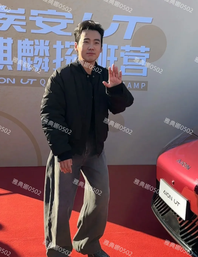 郭麒麟本人好矮呀，超小一只，被他老爸的基因耽误了!
北京线下活动见到他，本人幽默