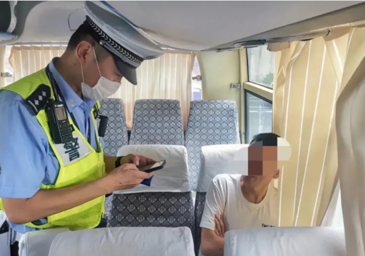 北京西城，一男子与8名同事包车出行时，被交警以车上9人均未系安全带为由，对9人处