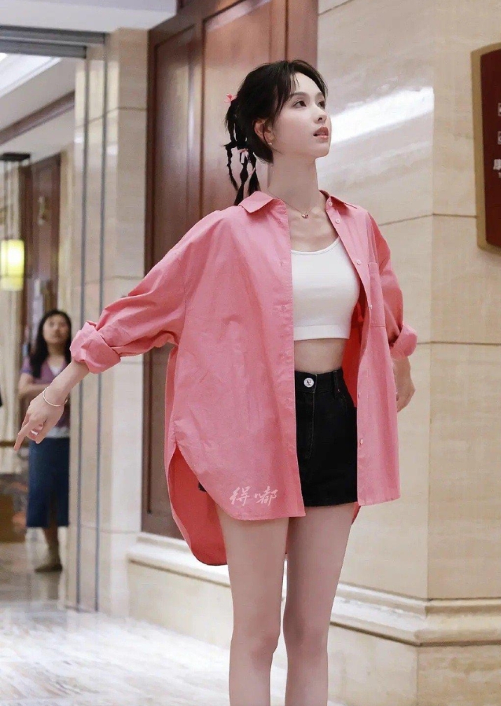 陈都灵，粉色果然是娇嫩啊！