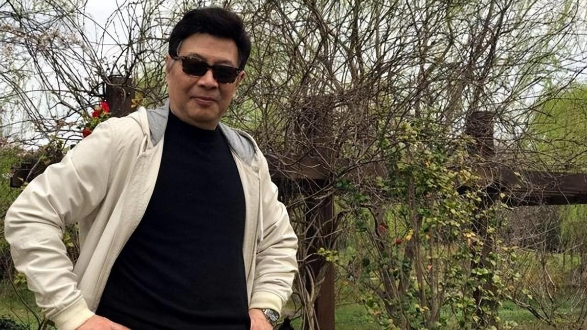 英俊的陈少泽，向梅老搭档为何当红时息影？如今73岁越老越帅