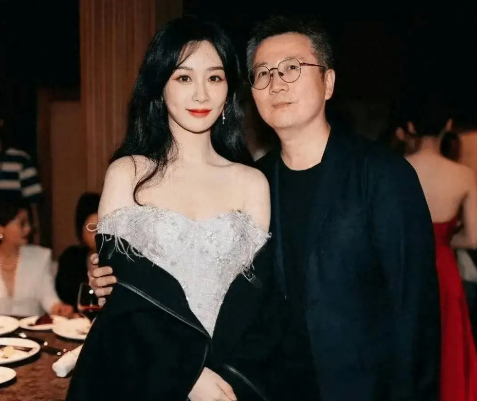 炸裂！杨紫被曝与知名杂志CEO有不正当关系，一众顶流牵扯其中！
杨紫被造谣啦！