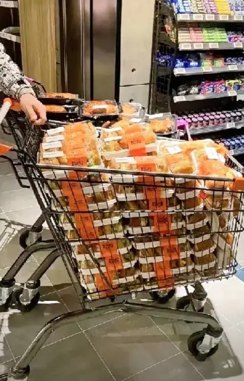 胖东来如今这状况，真让人气愤不已。好多网红食品我们普通顾客根本买不着了。那些黄牛