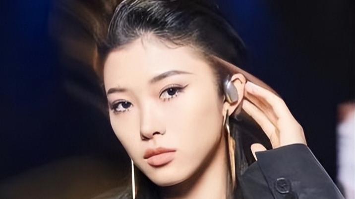 吴艳妮亮相厦门时尚周，T台展示身材，跨栏女神转型不输专业模特