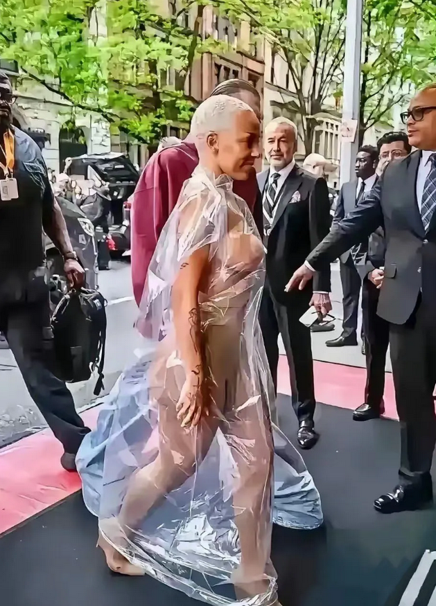 巴黎世家的新款服装，穿了会让人感到极度尴尬。别小看这件塑料布，价值高得让普通人望