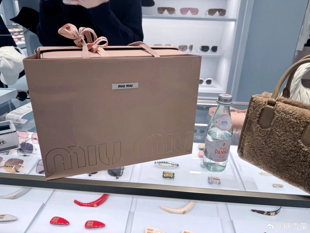 被miumiu的销售删了
买这个包的时候，拿回家才发现包有点小瑕疵，跟销售说想换