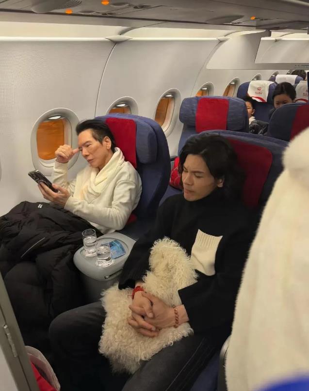 去哈尔滨的飞机上看到向佐和他爸向华强。
不营业和营业区别还是很大
私下里穿搭挺正