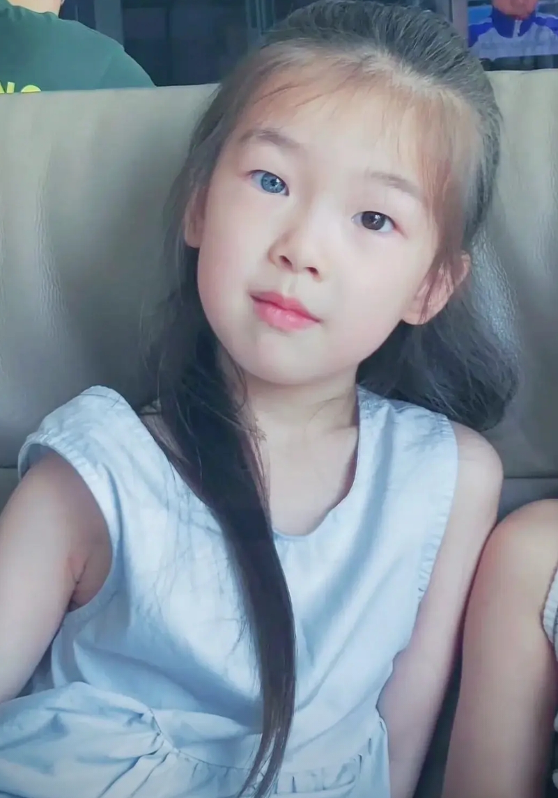 江西异瞳妹妹，今年6岁，目前就读于上饶小学一年级，她的右眼瞳孔是蓝色，她的左眼瞳