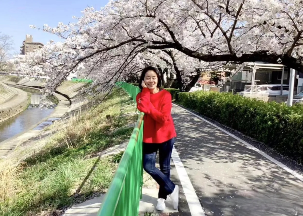 她也是中国的老戏骨，可惜嫁给了日本人，如今更是定居日本，儿子也是日本人，母语是日