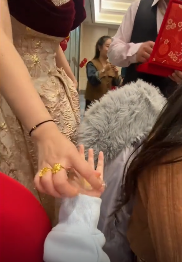 女孩结婚当天，直接送闺蜜每人一根20克金条