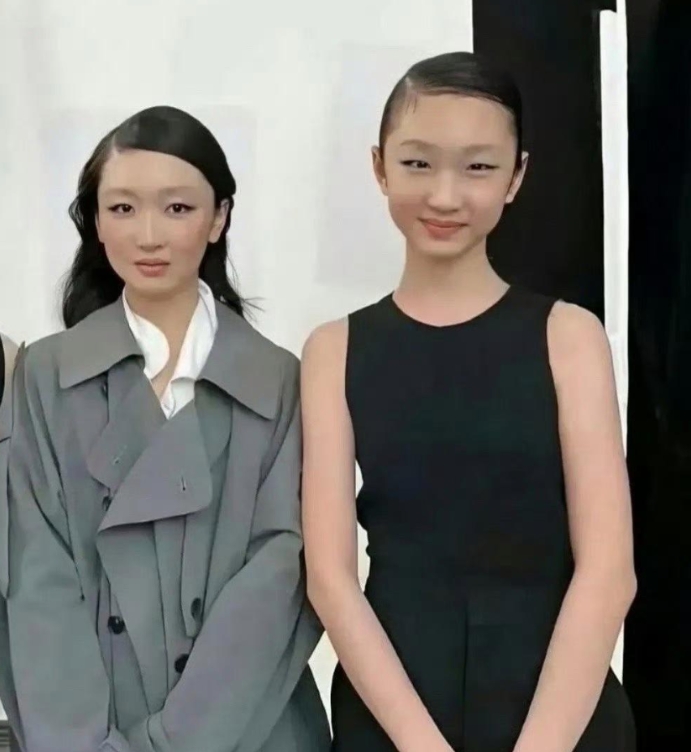 周冬雨的替身和她长得几乎一模一样，连身材都如出一辙，这简直太神奇了！ ￼￼