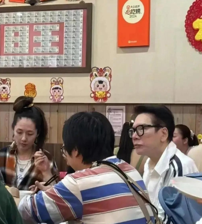 郭碧婷最新生图空降热搜！网友刷屏追问：这是彻底摆烂了吗？

见过女明星街头遛弯，