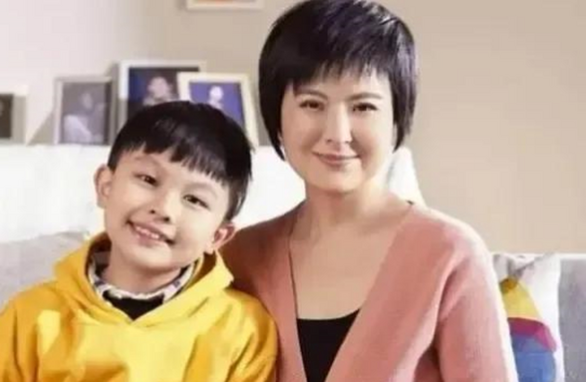 2015年，央视主持人张泉灵咳血1个月，她以为自己得了肺癌，便匆匆从央视离职。不