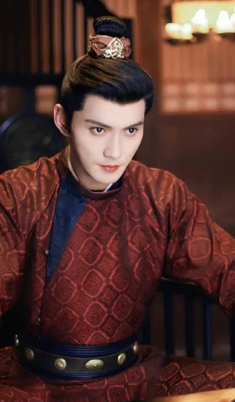 徐正溪武侠剧后享素人时光，胡须造型引热议