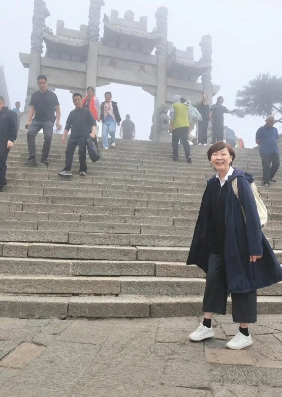 那位被偷袭的日本前首相安倍晋三的老婆安倍昭惠最近发了张在中国泰山的照片，看起来没