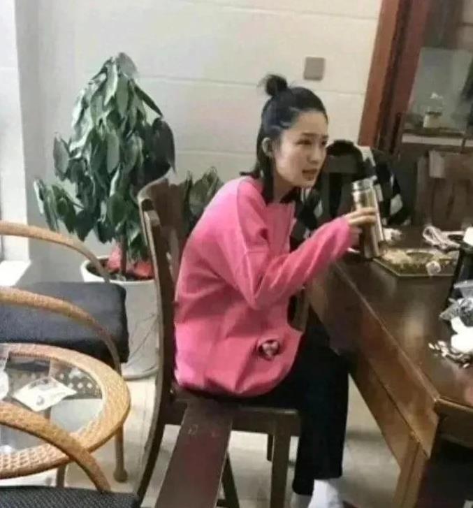 明星回村之后常常会呈现出颇为有趣的状态。有些明星回村后毫无架子，仿若普通人一般。