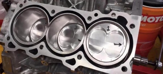 内燃机往昔风采，小排量多缸机，如今咋不见了