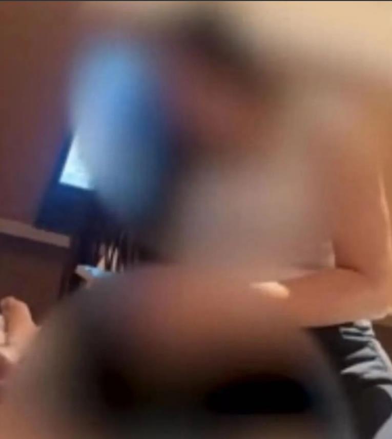 江苏苏州，一男子叫女技师上门服务，快结束时，女技师突然趴在他身上触摸隐私区域，并
