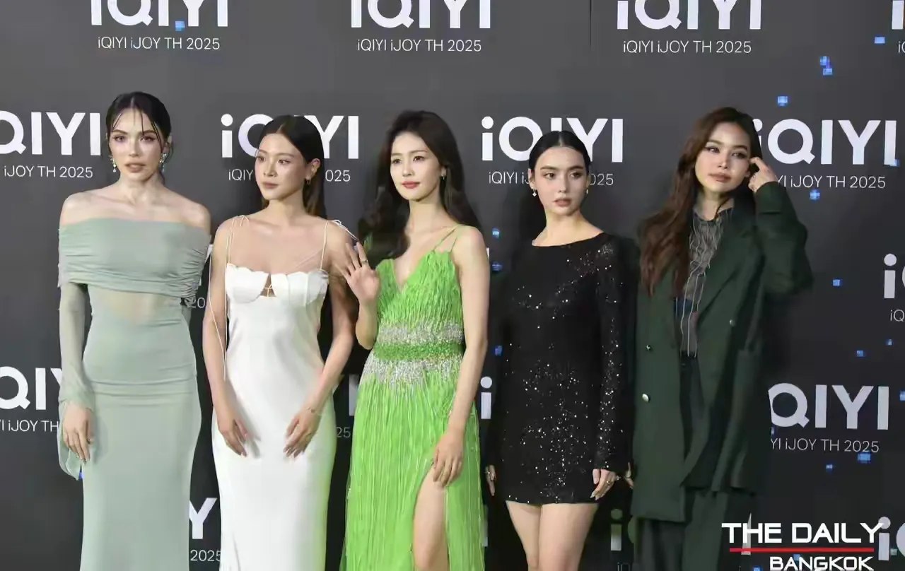 白露和泰国女星合照，换成赵露思会协调