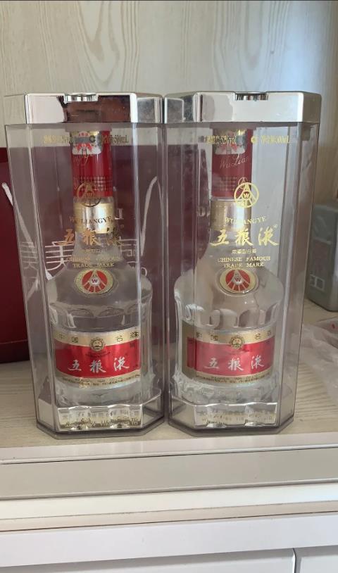 湖南长沙，一男子为筹办婚礼，从烟酒店购买了30瓶五粮液。婚宴期间发现不够用时，男