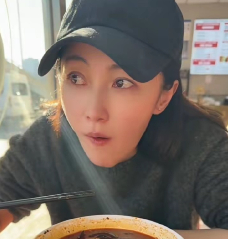 “第三者”的标签不是谁都能撕掉的？
日前姚笛突然更新短视频。
独自走进街边麻辣烫
