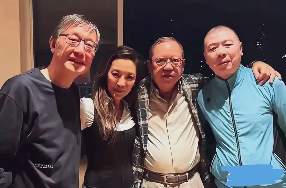冯小刚现在白胖白胖，脸都吃圆了，白癜风一点也没有了，面相也慈祥了！