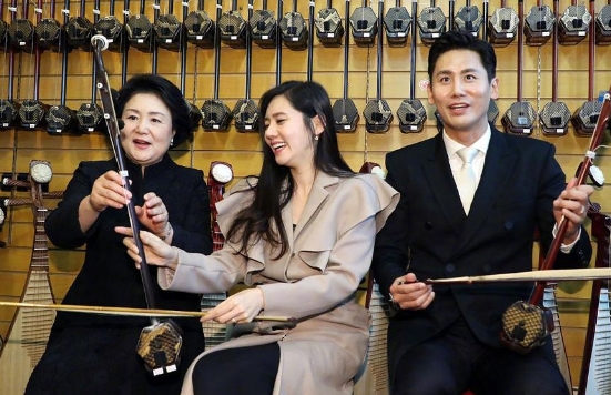跟随韩国总统文在寅一起访华的韩国第一夫人金正淑，在中韩演员夫妇于晓光和秋瓷炫的陪