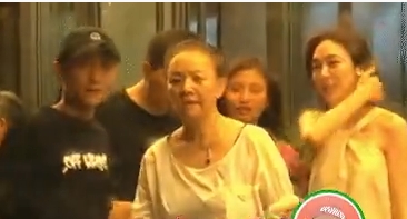 姜妍带男友参加宋丹丹生日会