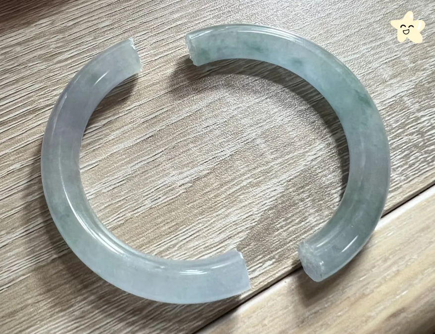 昨天，女儿跑去隔壁同学家玩，结果不小心把人家放在桌上的玉镯子给打碎了。我知道后，