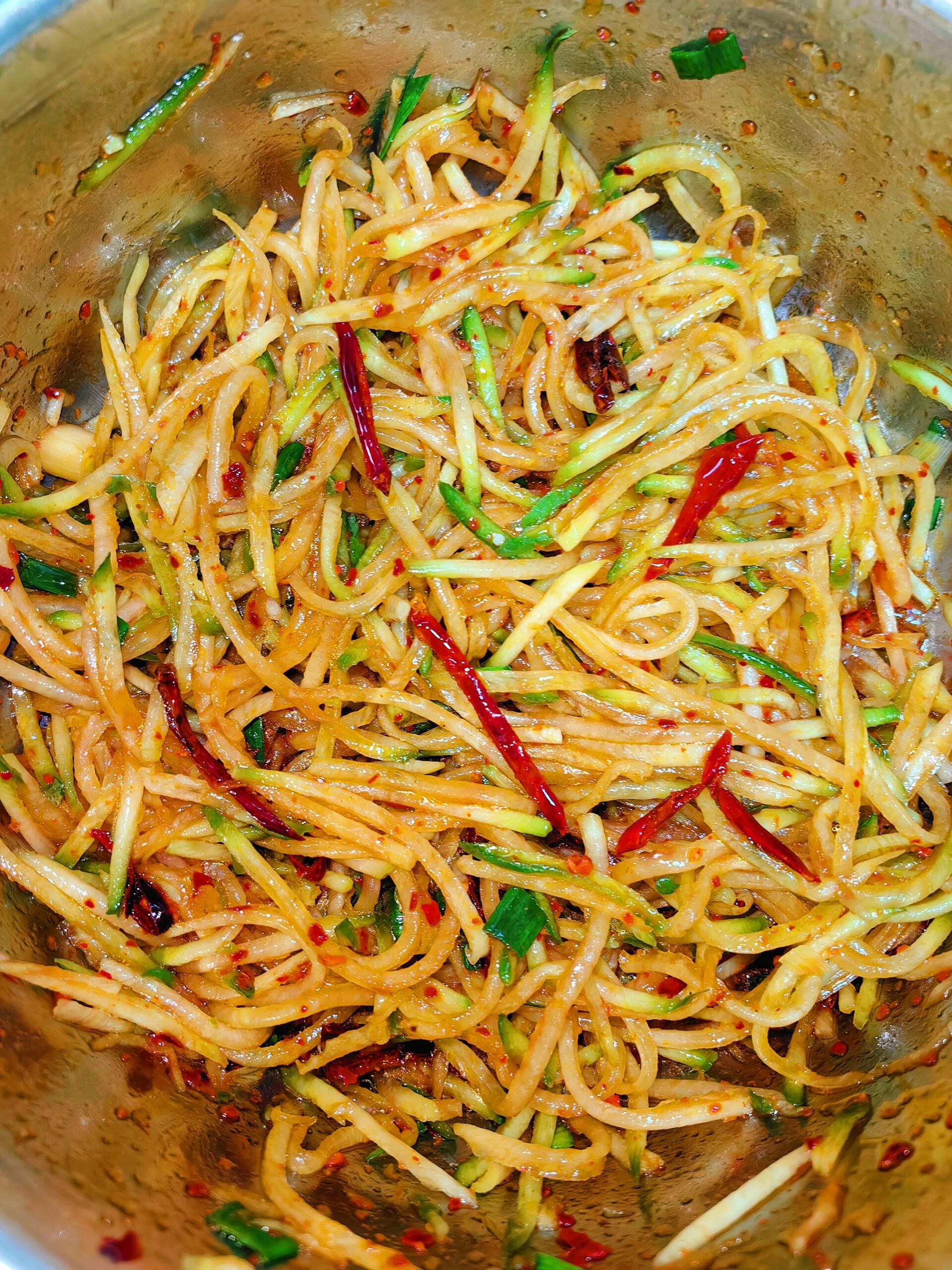 我妈教我的配方，酸辣爽口
白萝卜这样凉拌，真的太爽口了
妥妥的稀饭搭子，再加个馒