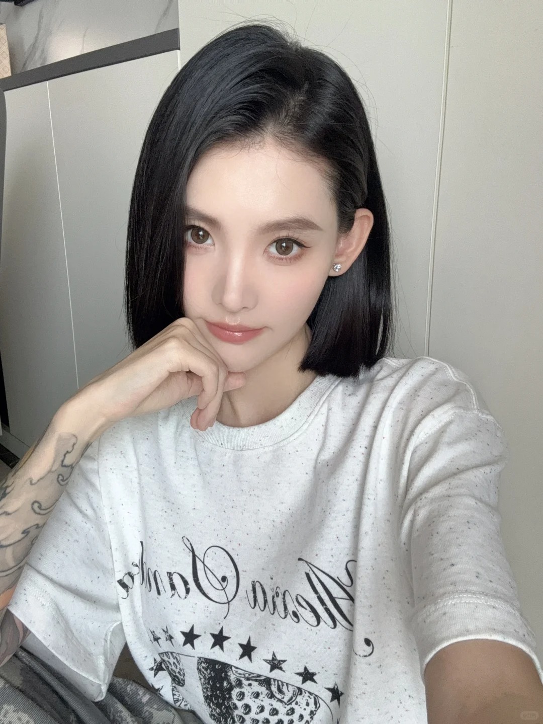 不知道你们混的什么圈子 反正我混的黑眼圈