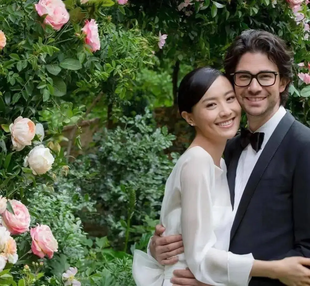 2013年，陈法拉与豪门公子薛世桓离婚，那时她刚与TVB解约，32岁的陈法拉失婚