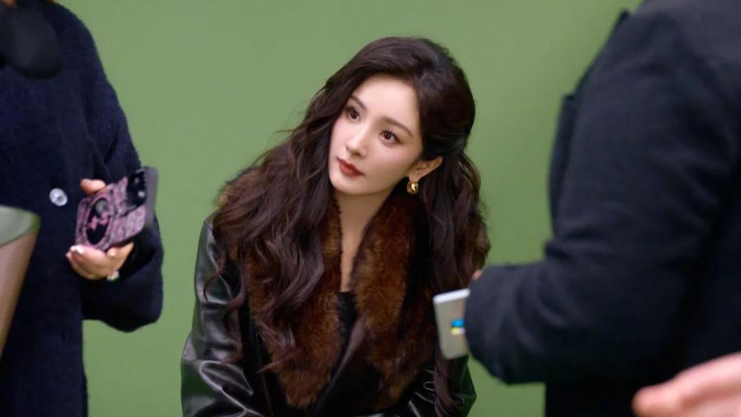 幂式穿搭再创新高！杨幂巴黎时装周惊艳亮相，复古皮大衣+大长腿，谁说37岁不是时尚巅峰？