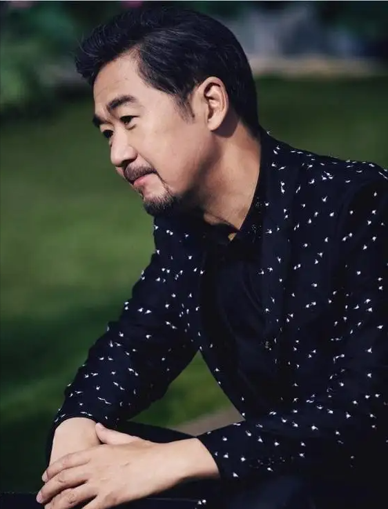 演员，张国立说，拍纪晓岚，我和张铁林第一次见面，在一个铁皮屋子里，我和王刚穿上大