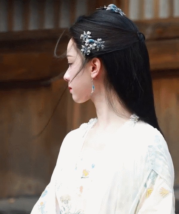 陈都灵拍摄现场，捂着肚子几次想要呕吐，但还是硬凹着造型配合摄影师的拍摄，再联想到