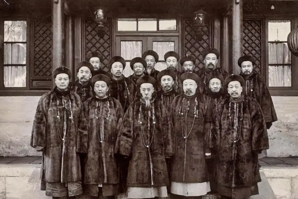 事实证明:

满清灭亡的真正导火索是皇族内阁。

太平天国战争证明八旗和绿营不堪