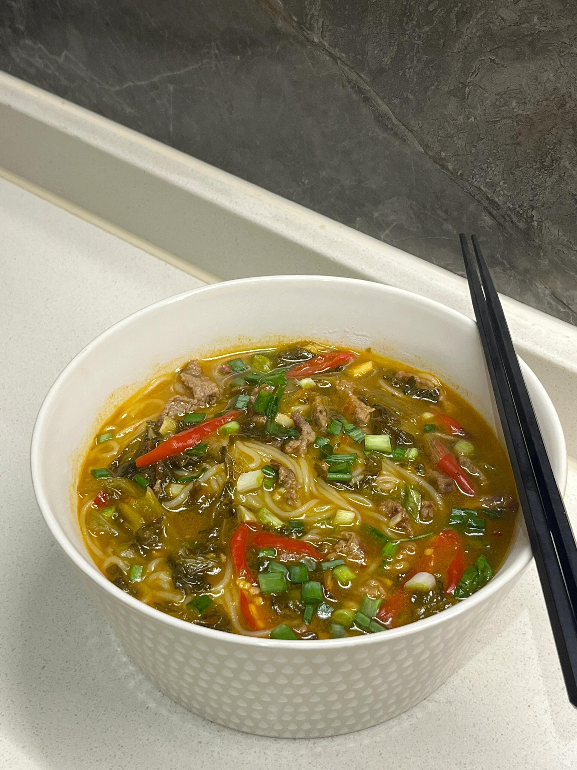 酸爽入味的酸菜牛肉米线（附教程）

酸菜牛肉米线！酸爽入味 汤汁都能喝完的程度！