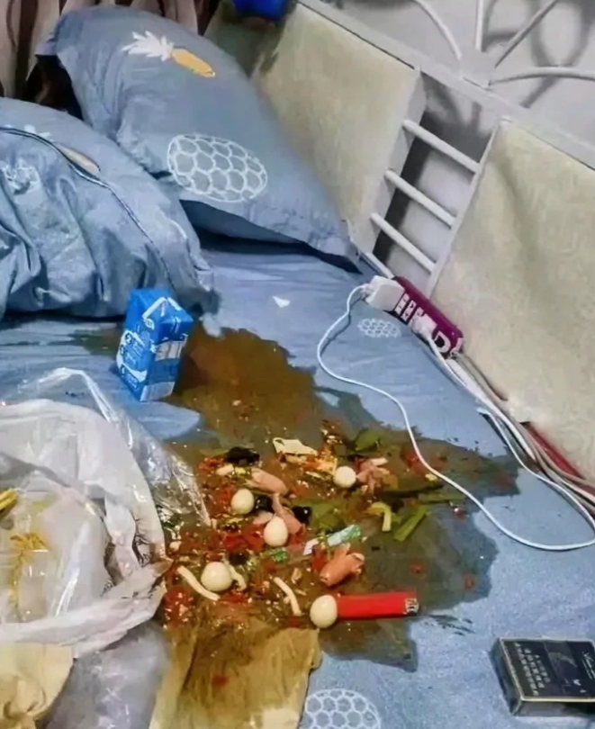 麻辣烫不小心洒床上了，媳妇马上到家，怎么办？[吐舌头咯][吐舌头咯][吐舌头咯]