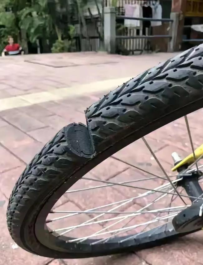 汽车车胎为什么不做像共享单车这样的轮胎？省得爆胎，不好吗？