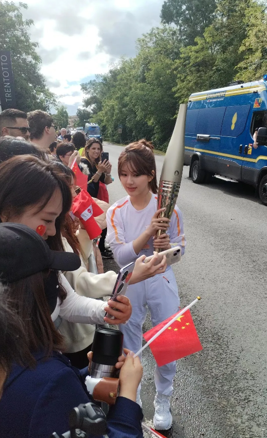 赵露思巴黎传递火炬生图，她本人身材真的很娇小，离开了恨天高个子没有1米6，但长相