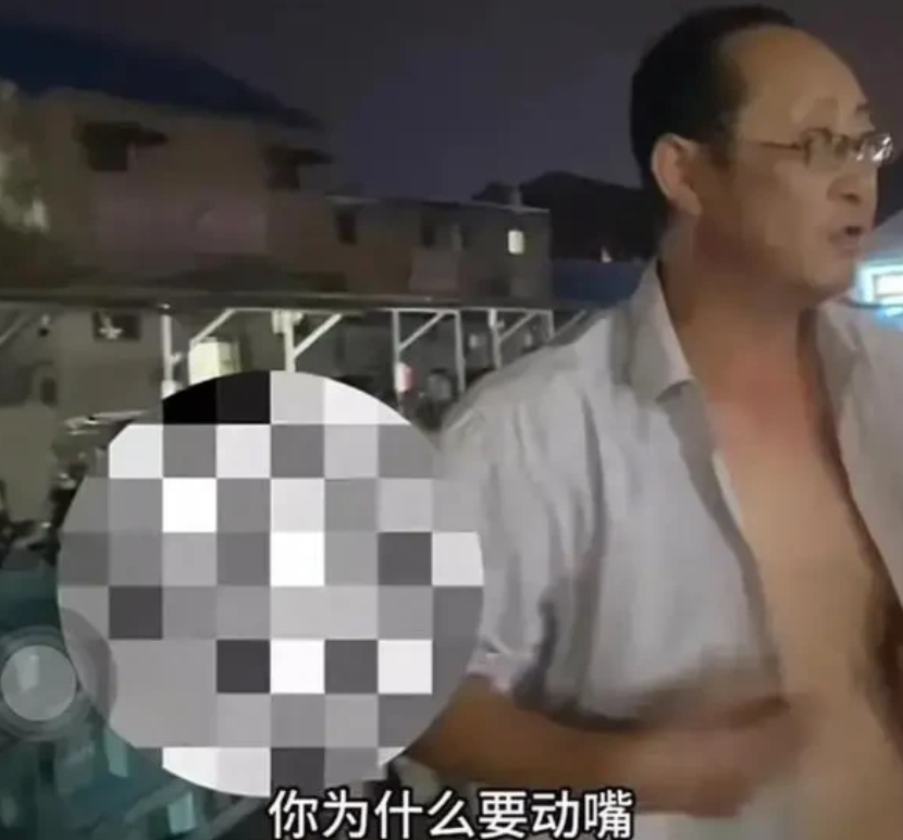 “只亲女孩，不亲男孩”这个袒胸露肉得老头太让人恶心了！最近在江苏徐州发生了一件让