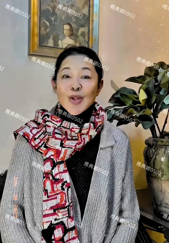 倪萍亲口说她没整容，但鼻孔为啥变成何样？
年轻时的她五官大气端庄很漂亮，为啥老了